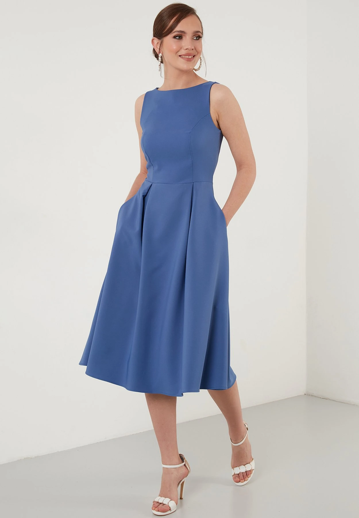 LELA Crew Neck Pleated Midi - Cocktailjurk - Indigo