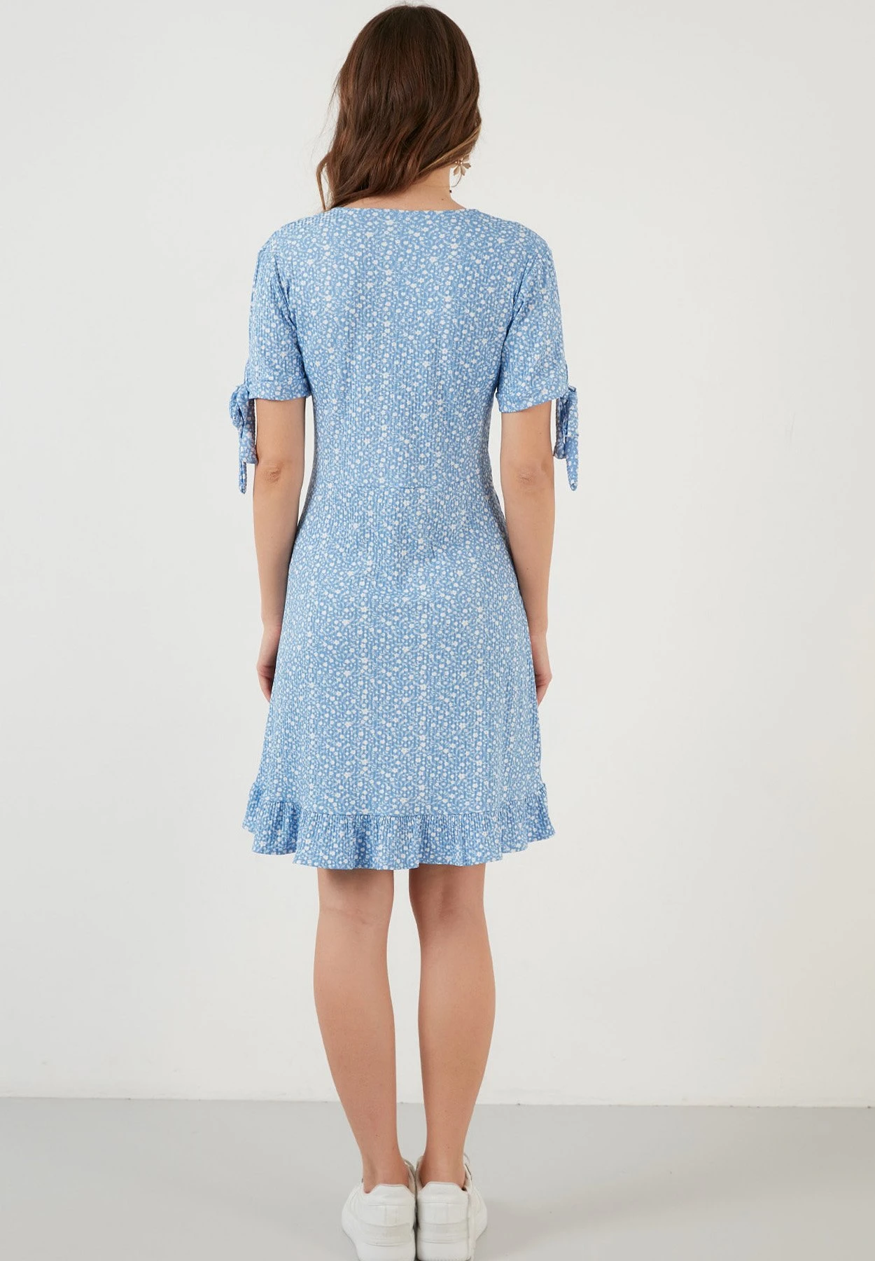 LELA Floral V Neck Ruffle Detail Mini- Jurk - Baby Blue - Afbeelding 3