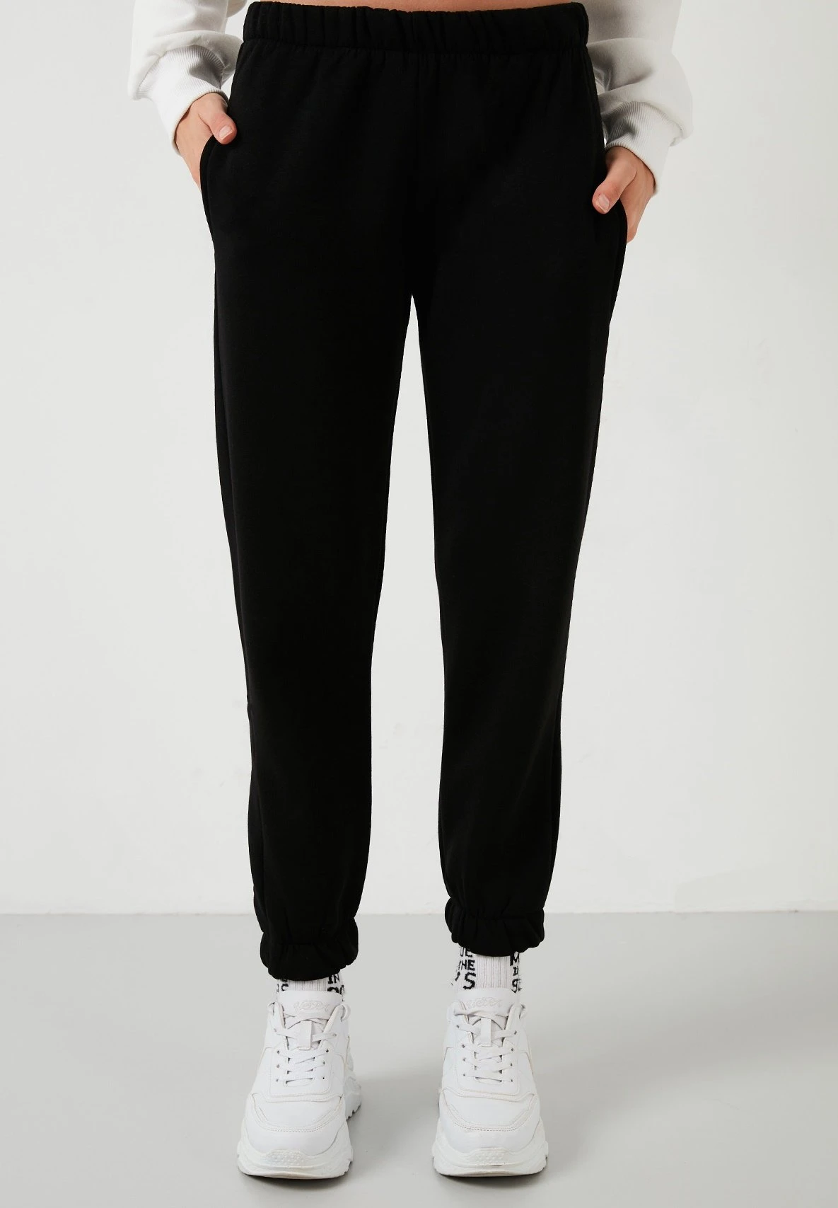 LELA Regular Fit - Trainingsbroek - Black